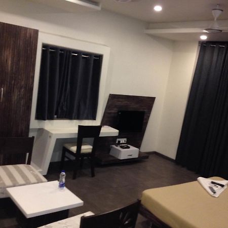 Hotel Vrinda Lātūr 外观 照片