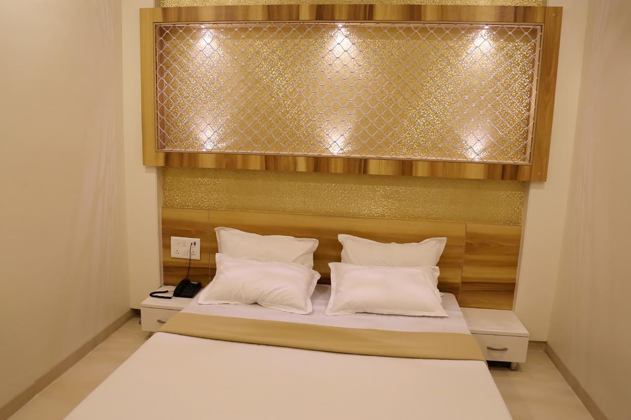 Hotel Vrinda Lātūr 外观 照片