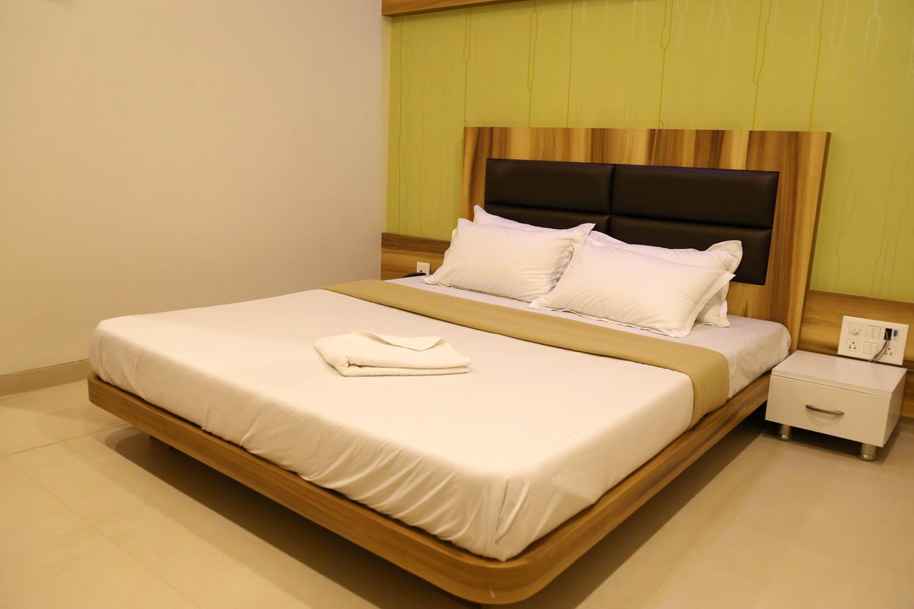 Hotel Vrinda Lātūr 外观 照片