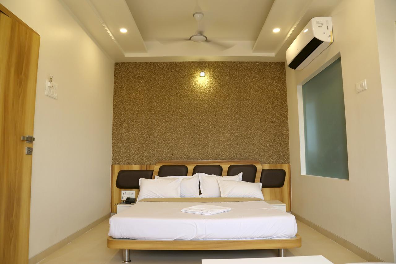 Hotel Vrinda Lātūr 外观 照片