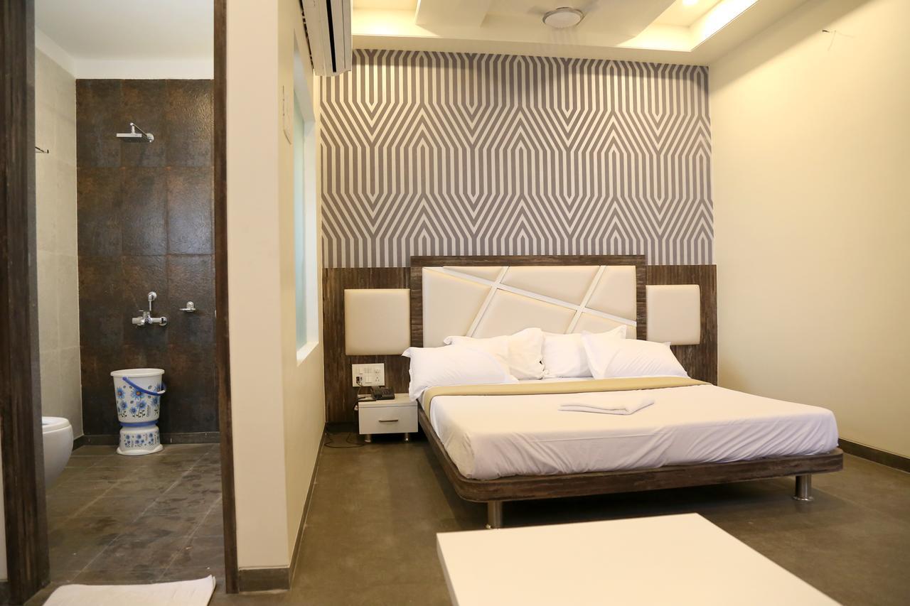 Hotel Vrinda Lātūr 外观 照片