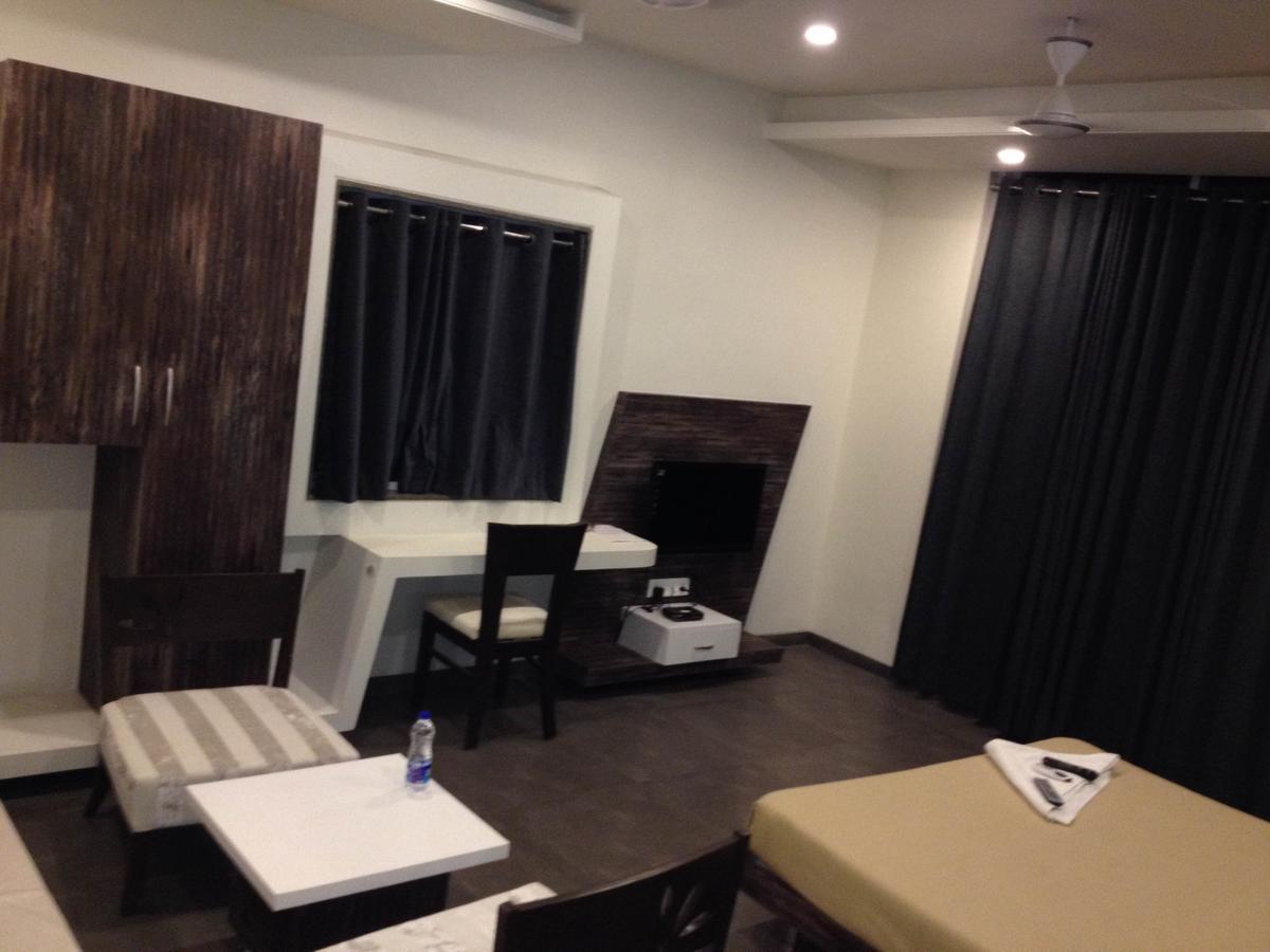 Hotel Vrinda Lātūr 外观 照片