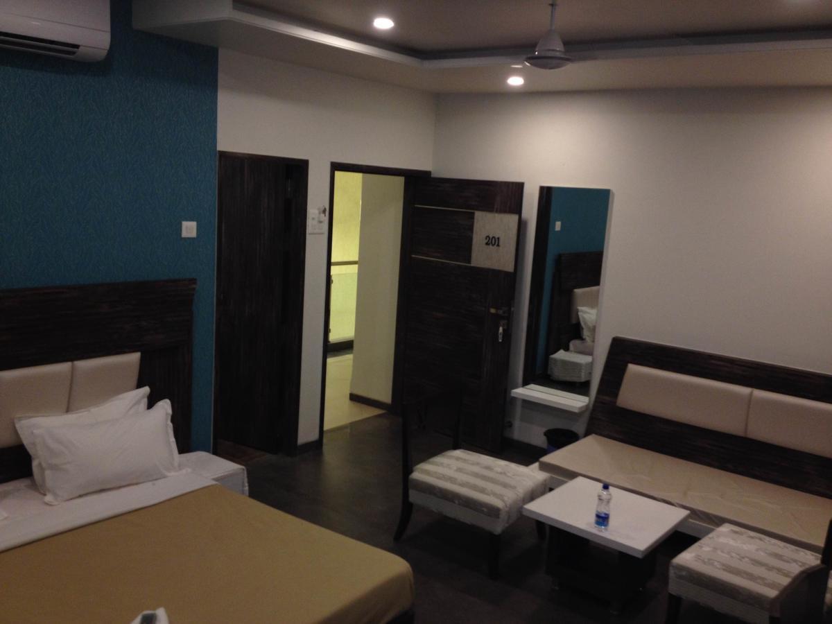 Hotel Vrinda Lātūr 外观 照片