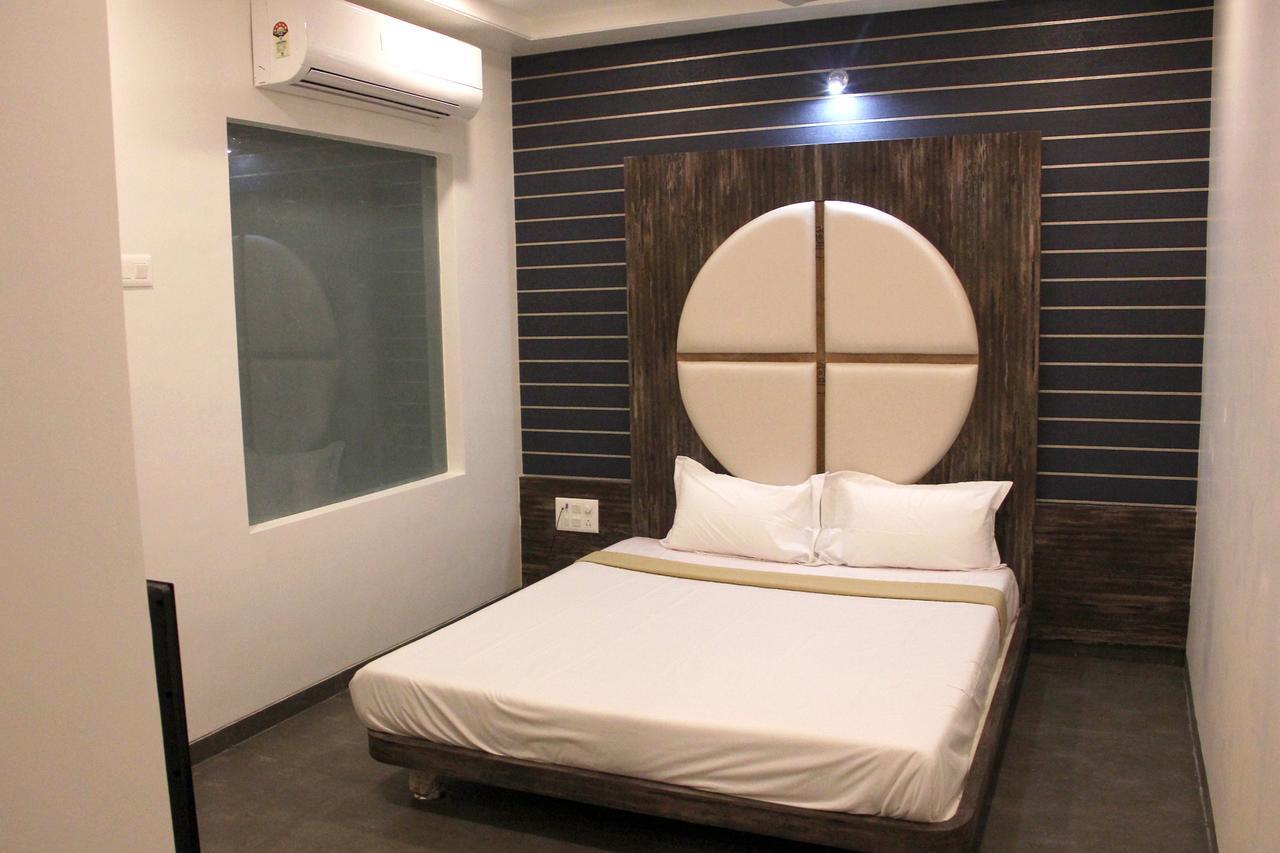 Hotel Vrinda Lātūr 外观 照片