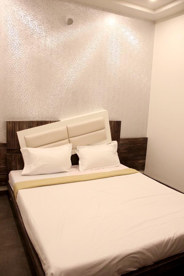 Hotel Vrinda Lātūr 外观 照片